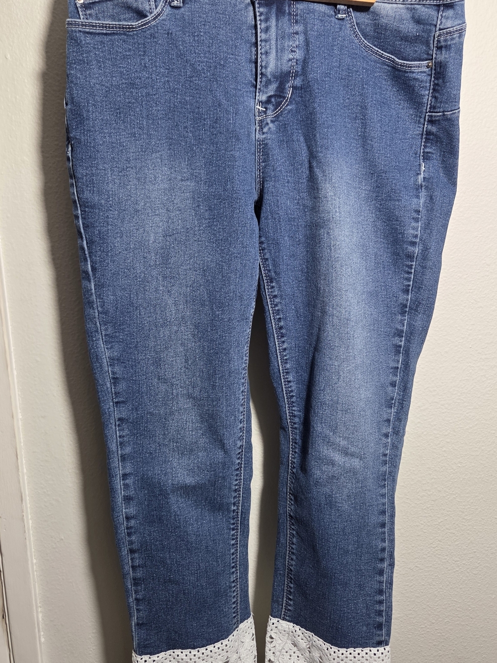 Classic Blue Cropped Women’s Jeans with White Crochet Hem